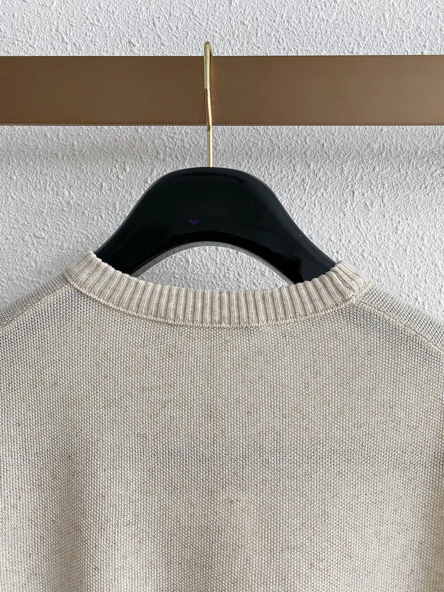 The entire Loro Piana piece is made of fine plain knitting technology, without unnecessary patterns, and relies solely on clean texture. Fabrics of this kind of weave are usually thinner, breathable, smooth to the touch, and have a soft matte texture, which is very consistent with the old-money style aesthetic of "low-key and noble". Sizes:M-3XL